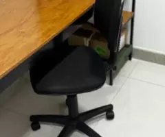 MESA DE ESTUDO + PRATELEIRAS + CADEIRA DE RODINHAS