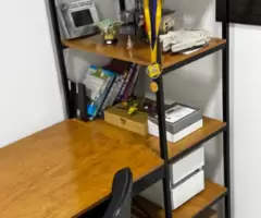 MESA DE ESTUDO + PRATELEIRAS + CADEIRA DE RODINHAS